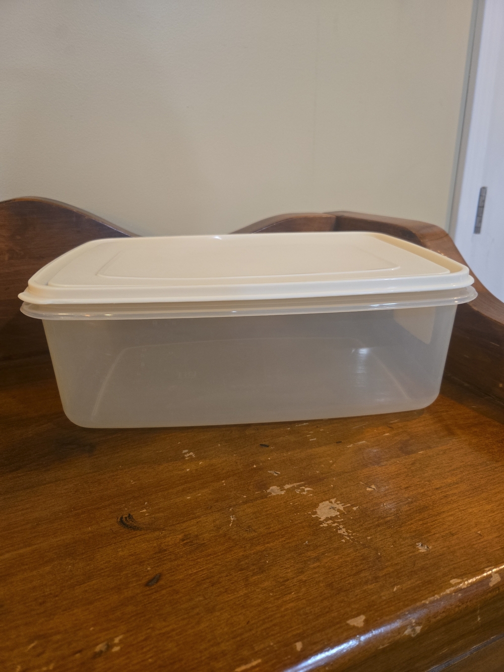 Rubbermaid 33 Cup Servin SaveClear Plastic Food Storage Container with White Lid